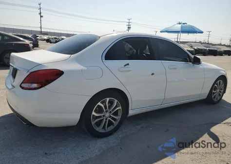 2015 Mercedes-Benz C 300 z USA, uszkodzony, nr VIN 55SWF4JBXFU057251
